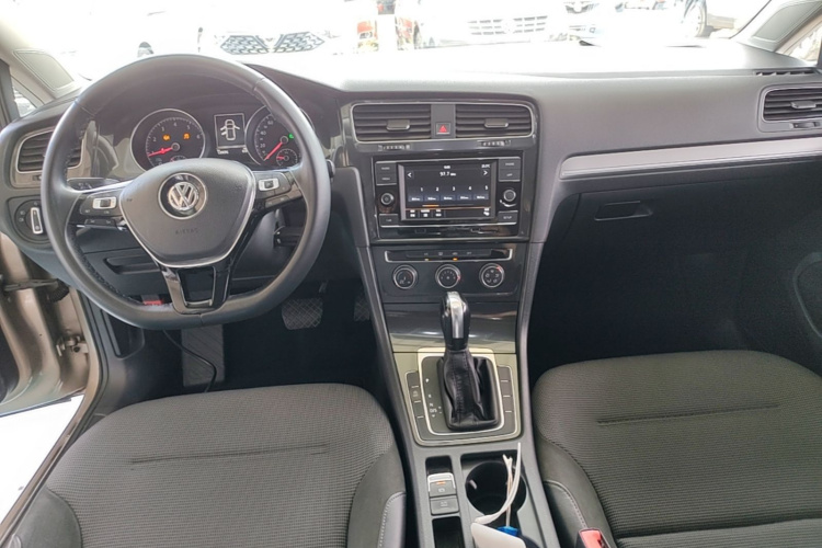 Volkswagen Golf 2018 car image #10