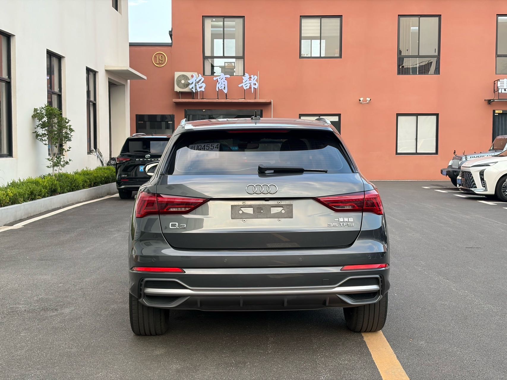 Audi Q3 2021 car image #8
