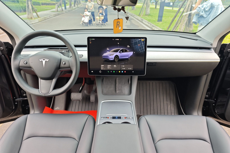 Tesla Model Y 2024 immagine di auto #13