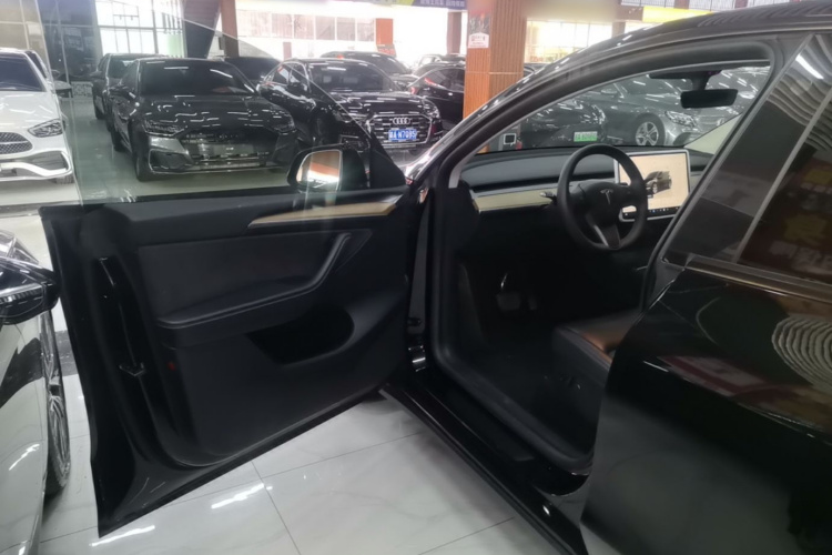 Tesla Model Y 2023 #12 Tesla Model Y 2023 car image #12