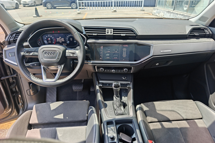 Audi Q3 2020 car image #10