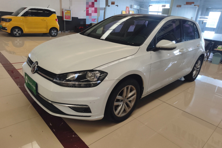 Volkswagen Golf 2018 car image #2