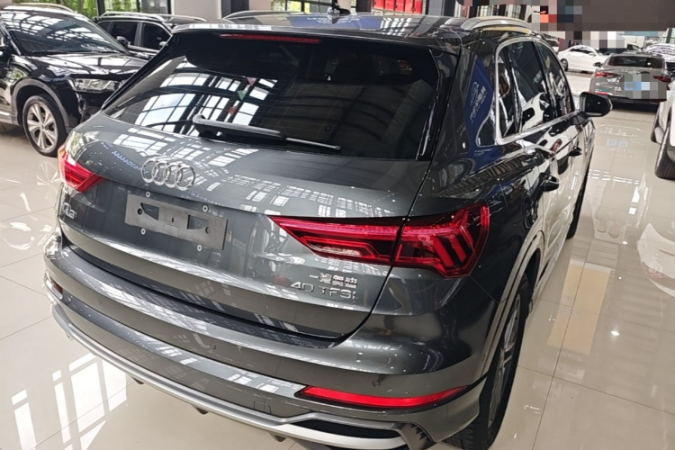 Audi Q3 2023 car image #7