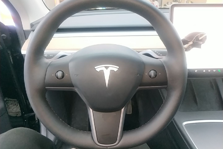 Tesla Model Y 2023 #11 Tesla Model Y 2023 car image #11