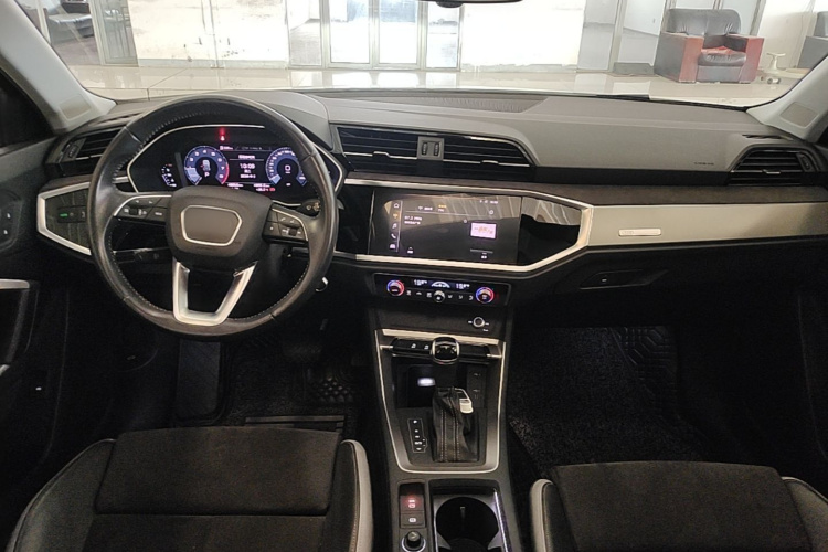 Audi Q3 2019 car image #10