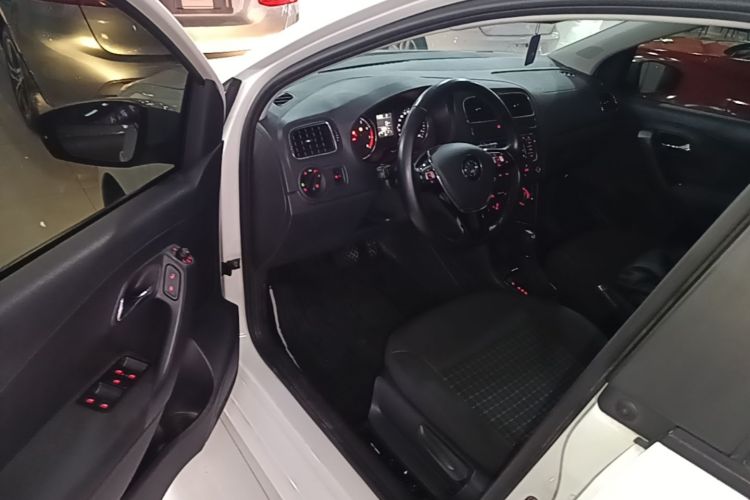 Volkswagen Polo 2016 car image #12