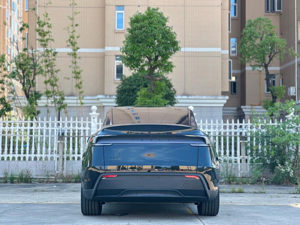 Tesla Model Y 2026 car image #5