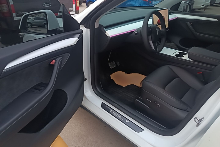Tesla Model Y 2024 #16 Tesla Model Y 2024 car image #16