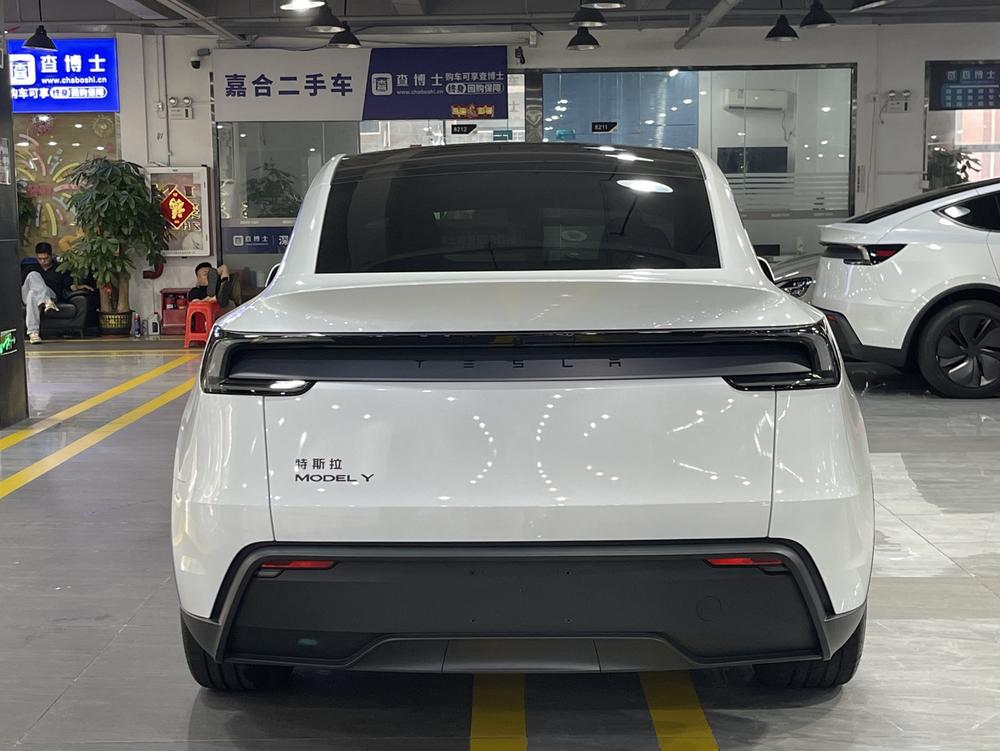 Tesla Model Y 2026 #5 Tesla Model Y 2026 car image #5