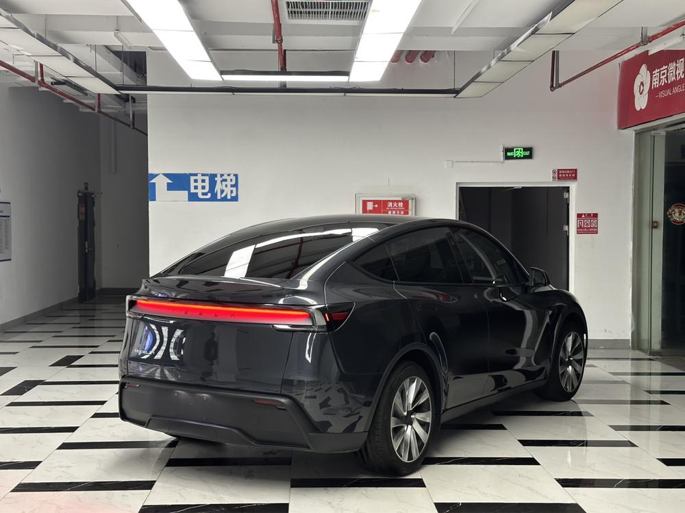 Tesla Model Y 2025 #4 Tesla Model Y 2025 car image #4