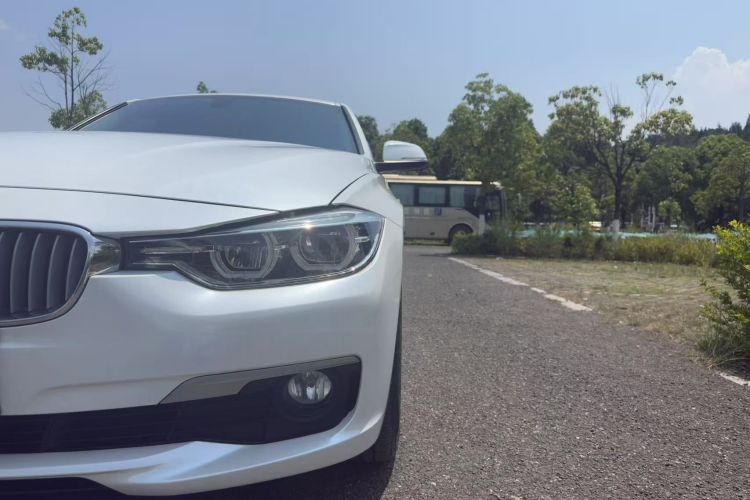 BMW 3 Series 2019 car image #9