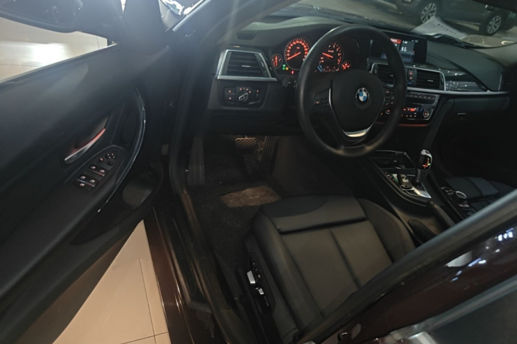 BMW 3 Series 2018 car image #16