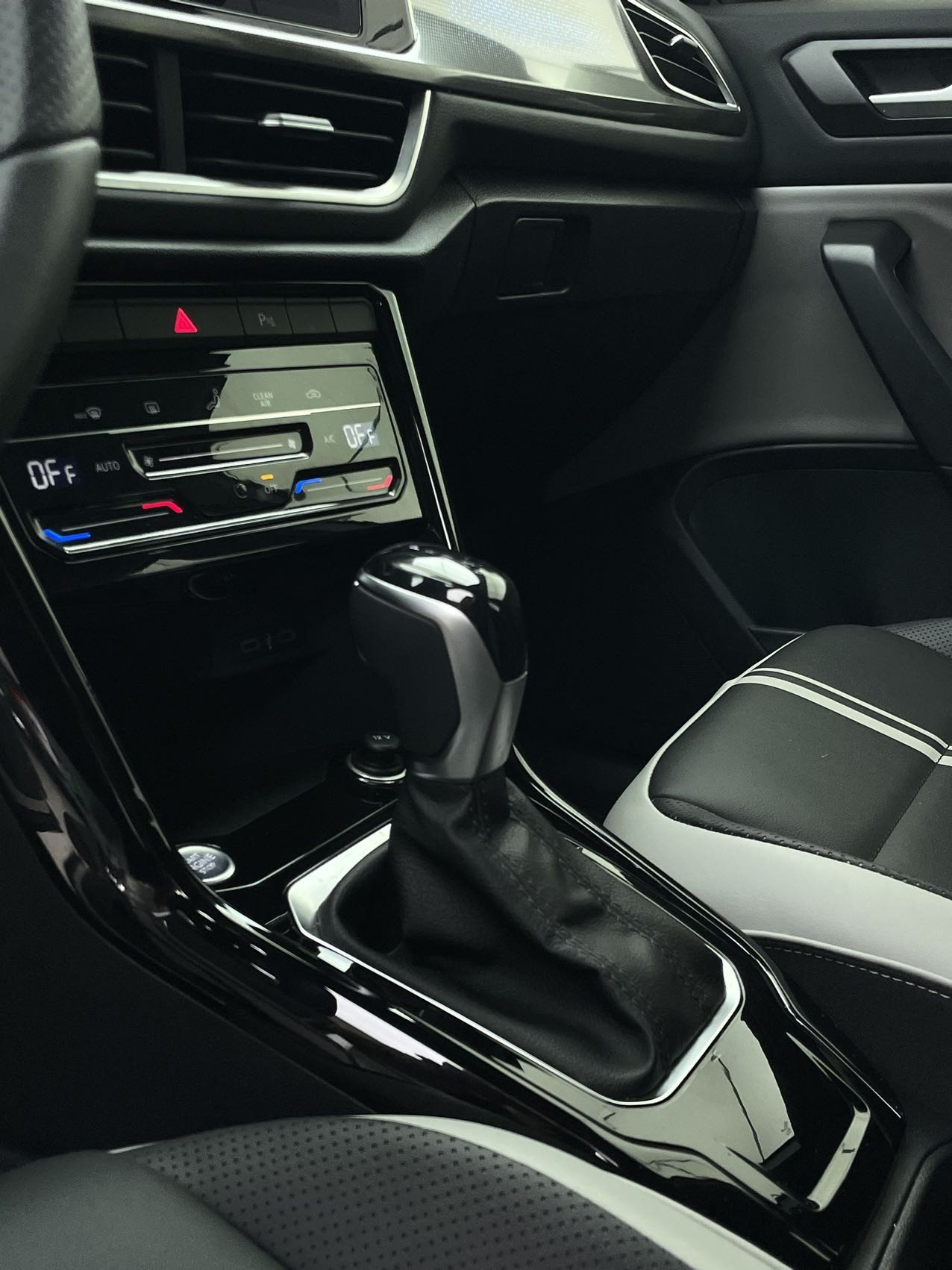 Volkswagen T-Roc 2024 #15 Volkswagen T-Roc 2024 car image #15