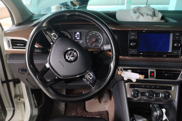 Volkswagen Tharu 2020 car image #12