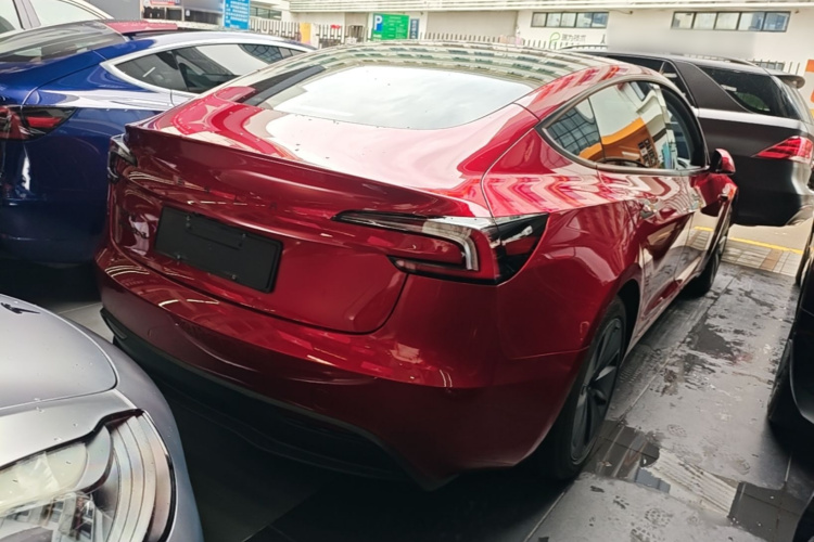 Tesla Model 3 2025 immagine di auto #7