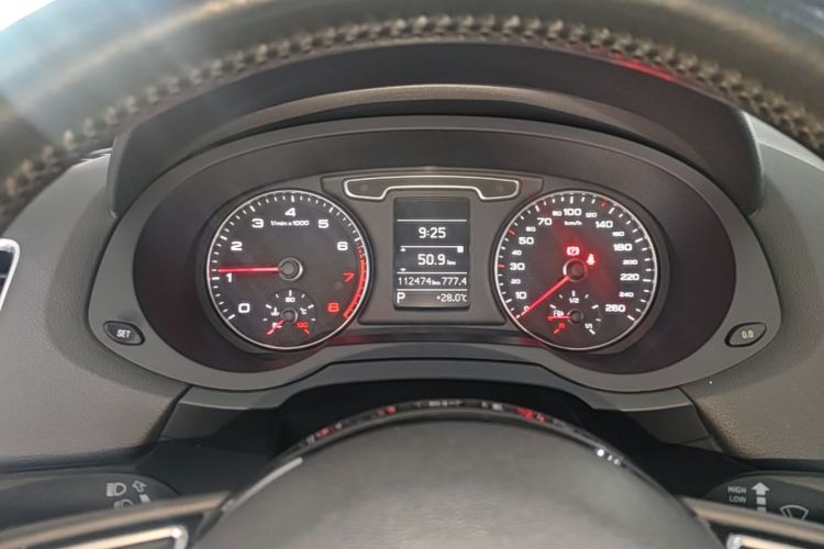 Audi Q3 2015 car image #12