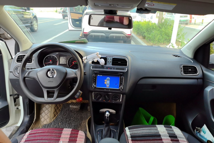 Volkswagen Polo 2015 car image #11