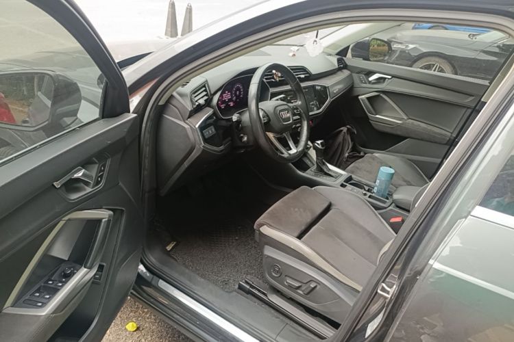 Audi Q3 2019 car image #16