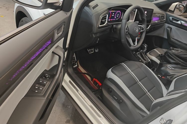 Volkswagen T-Roc 2025 car image #10