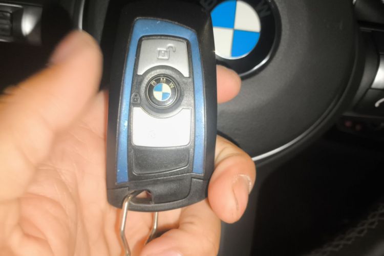 BMW 3 Series 2018 car image #11