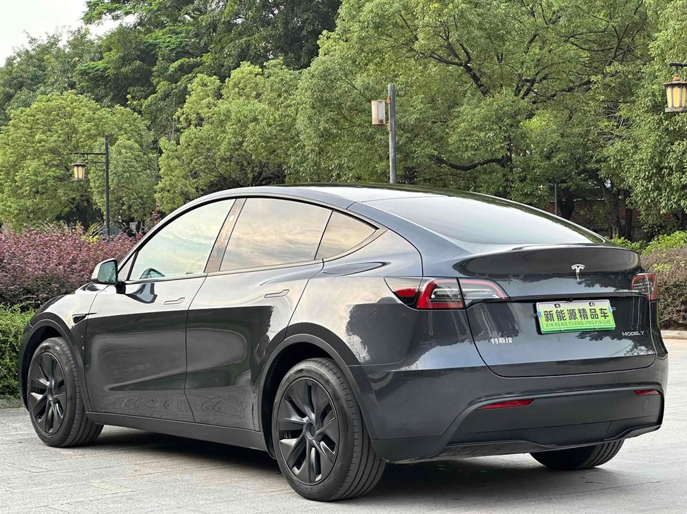 Tesla Model Y 2024 #4 Tesla Model Y 2024 car image #4