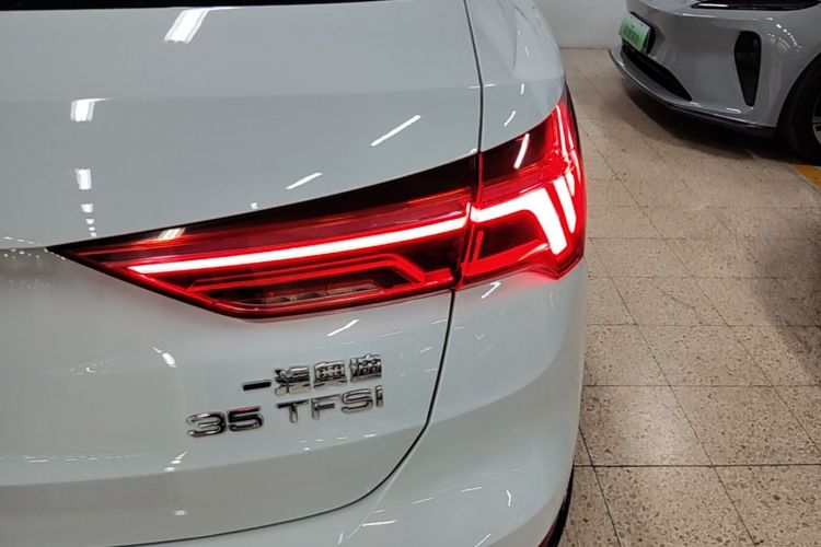 Audi Q3 2021 car image #8