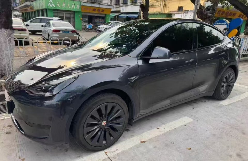 Tesla Model Y 2024 car image #2
