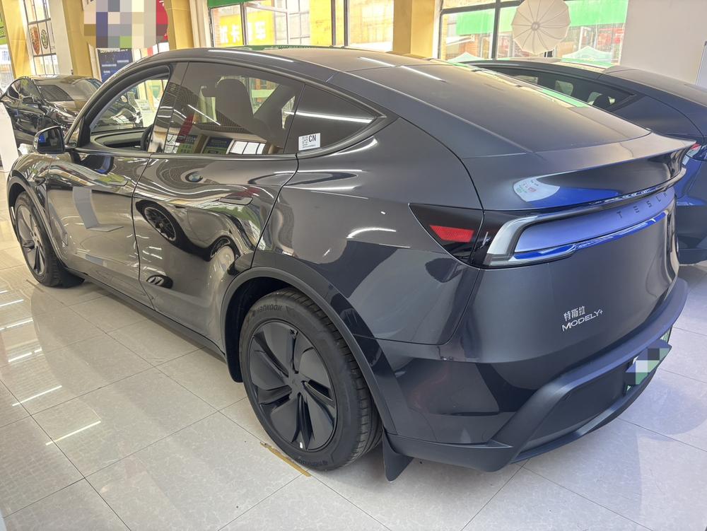 Tesla Model Y 2025 #2 Tesla Model Y 2025 car image #2