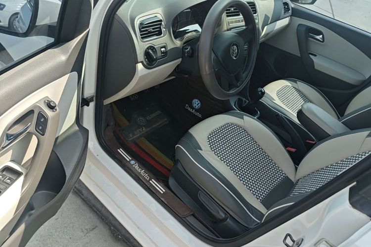Volkswagen Polo 2016 car image #16