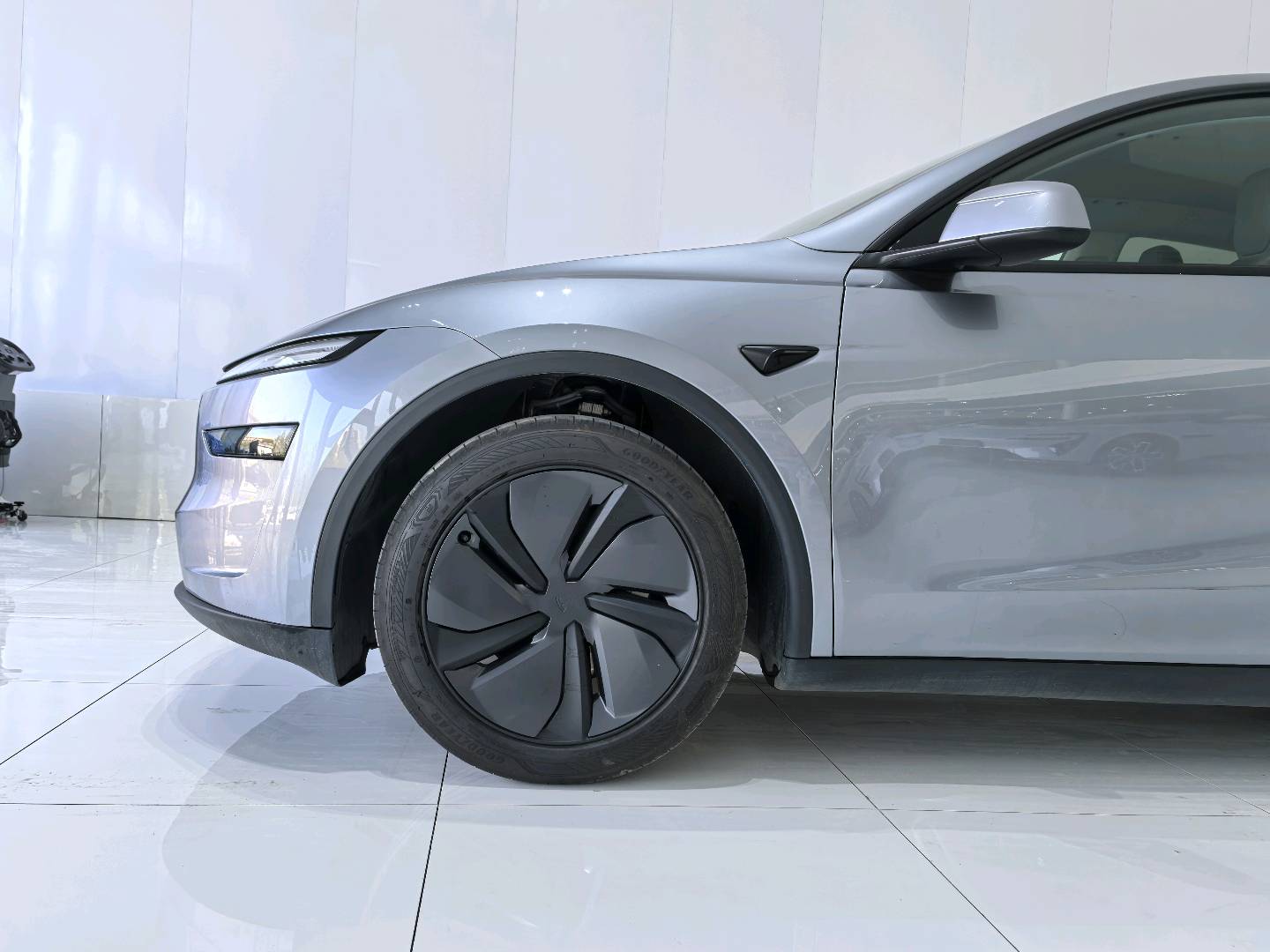 Tesla Model Y 2025 car image #7