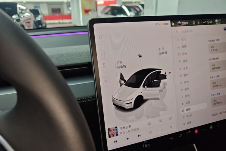 Tesla Model Y 2025 #14 Tesla Model Y 2025 car image #14