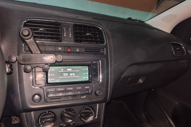 Volkswagen Polo 2015 car image #14