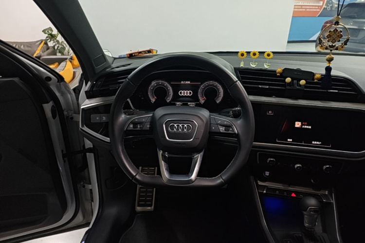 Audi Q3 2024 car image #15