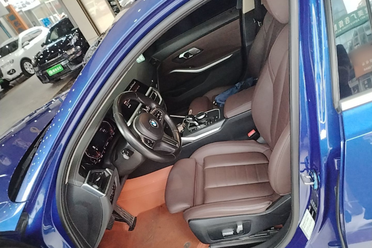 BMW 3 Series 2020 car image #16
