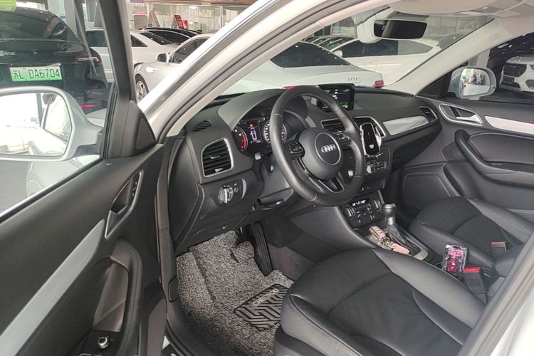 Audi Q3 2016 car image #16