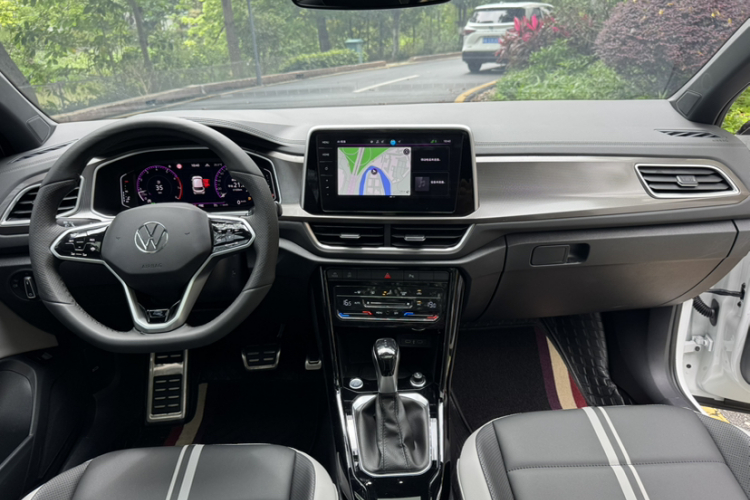 Volkswagen T-Roc 2025 car image #13