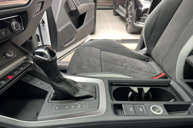 Audi Q3 2022 car image #17