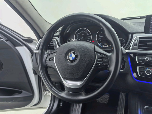 BMW 3 Series 2018 immagine di auto #3