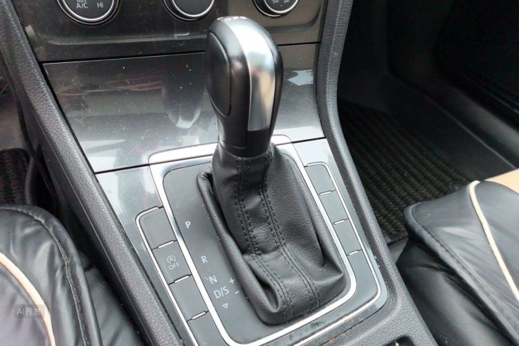 Volkswagen Golf 2019 car image #16