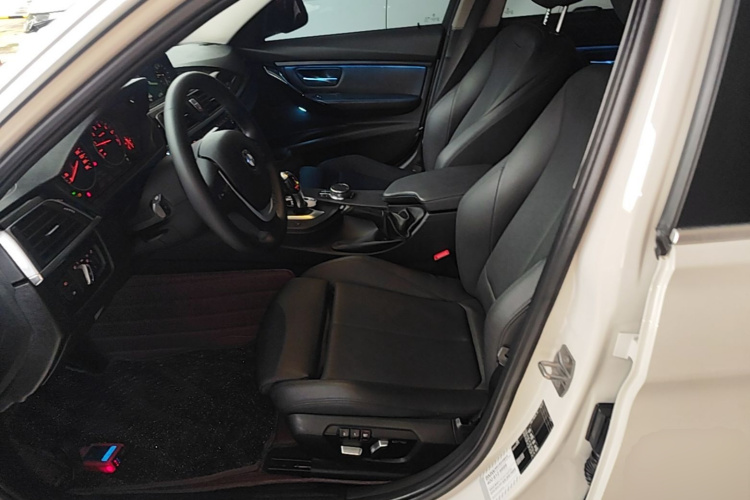 BMW 3 Series 2019 car image #15