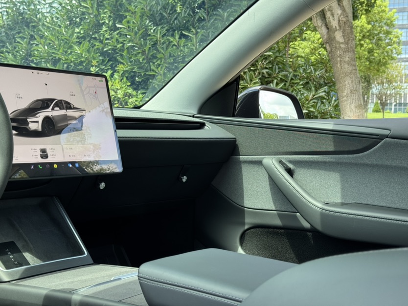 Tesla Model Y 2025 car image #8
