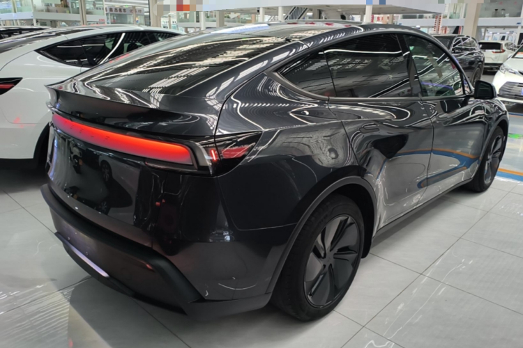 Tesla Model Y 2025 car image #5