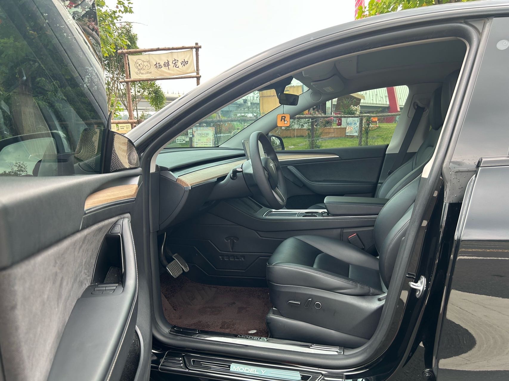 Tesla Model Y 2023 car image #7