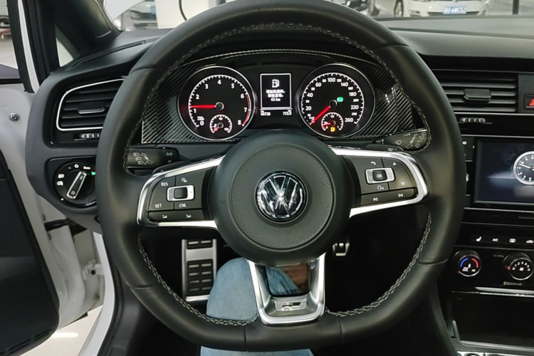 Volkswagen Golf 2018 car image #11