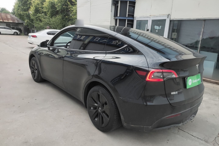 Tesla Model Y 2023 car image #5