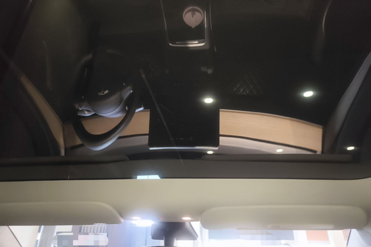 Tesla Model Y 2023 car image #18