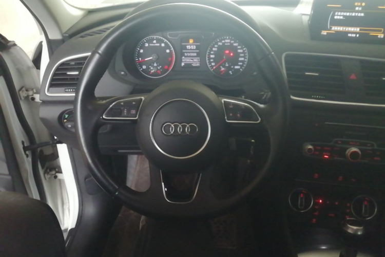 Audi Q3 2017 car image #11