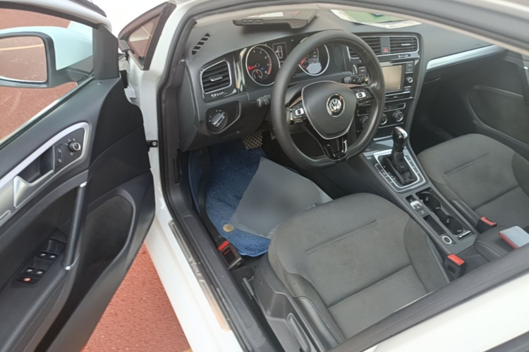 Volkswagen Golf 2018 car image #12