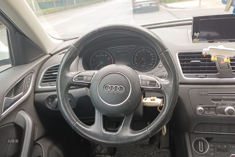 Audi Q3 2017 car image #12