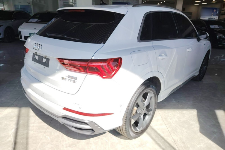 Audi Q3 2022 car image #7